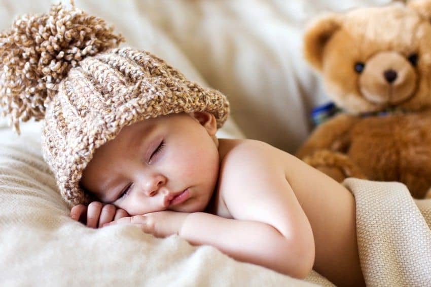 Waches Baby am Tag im Kinderwagen